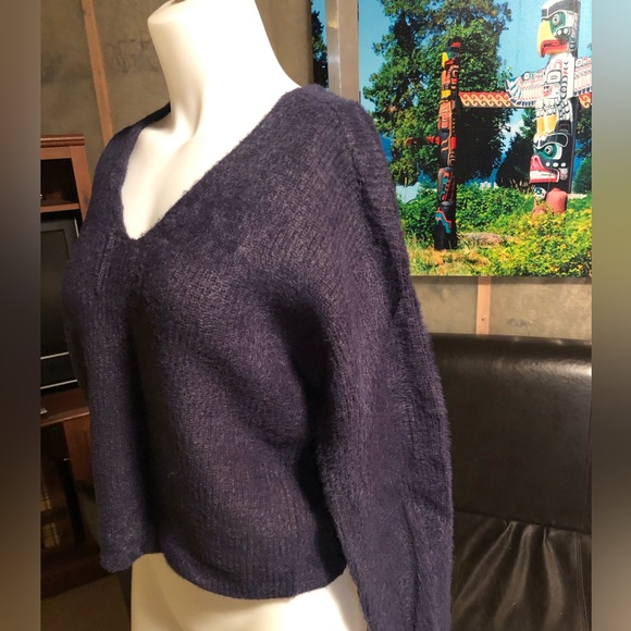 Navy H&M sweater in size medium.  Excellent condition. - Picture 2 of 4